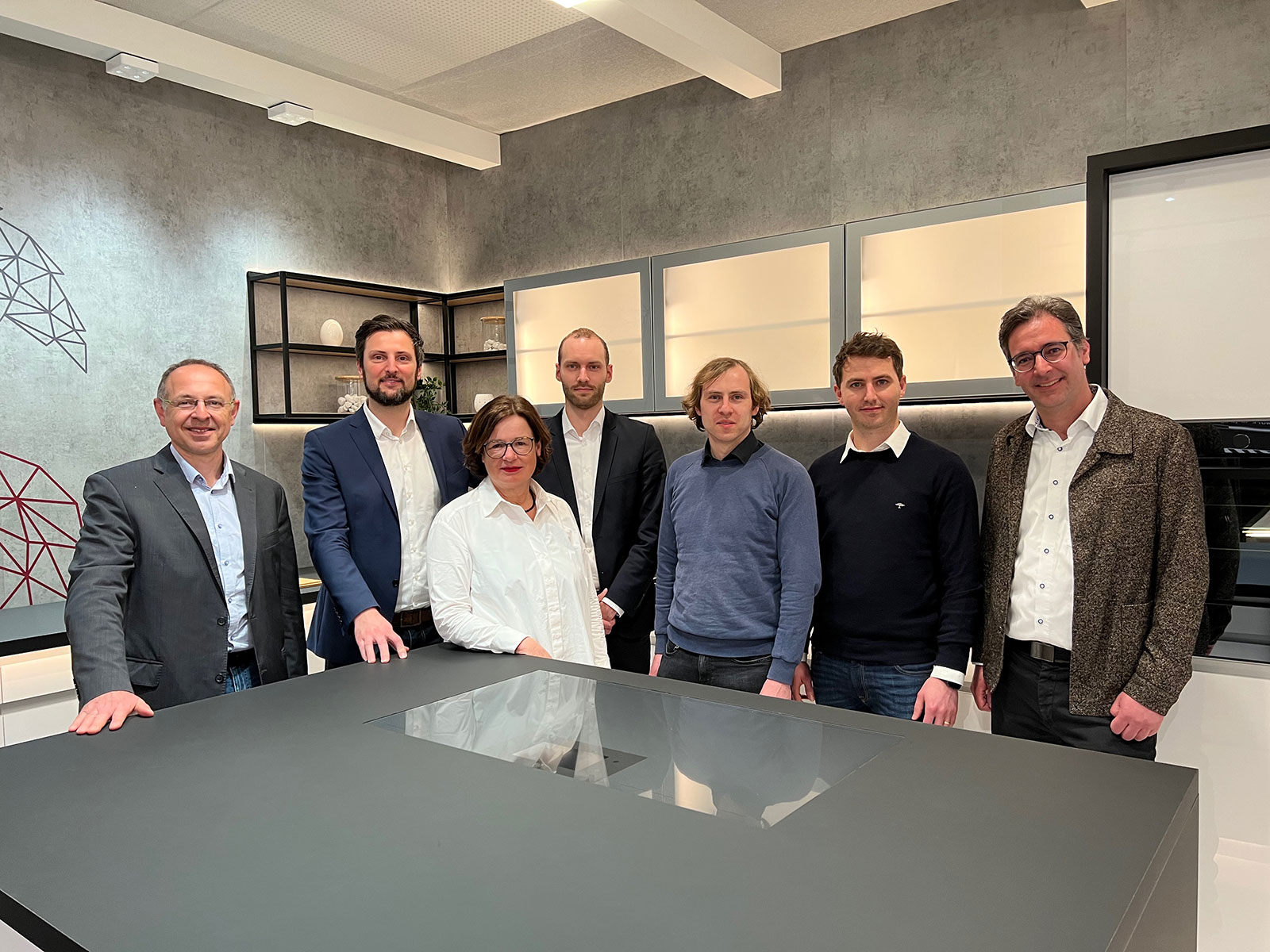 Das Managementteam von ThingOS und mit den Verantwortlichen bei Häfele nach der Unterzeichnung des Übernahmevertrags. ​​​​​​​​​​​​​