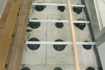 Terrassen-Verstellfuss, für Verlegung auf Holzunterkonstruktion, mit höhenverstellbaren Auflagefüßen